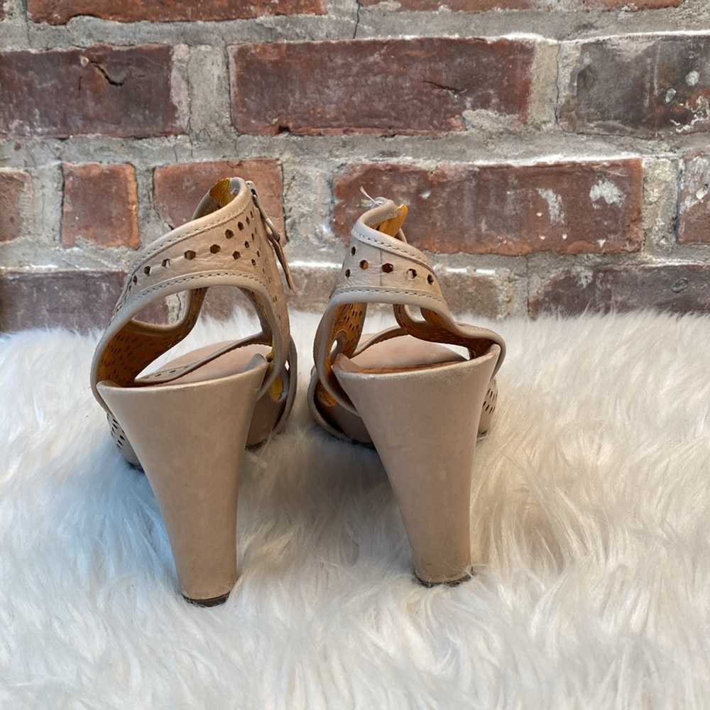 Tsubo Casius Leather Heels in Putty, Size 7 - Picture 5 of 17